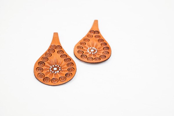 100-1079.SLC.2.jpg Blossom Veg Tan Earring - 18 Pair Image